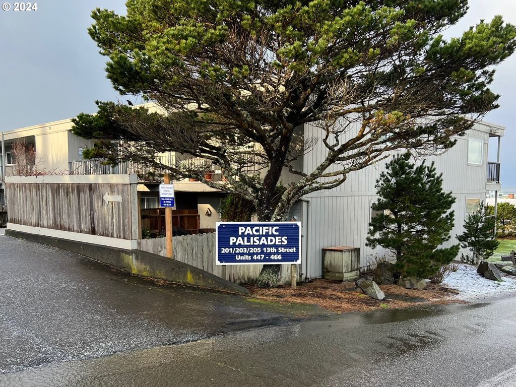 203 13th St #462, Seaside, OR 97138