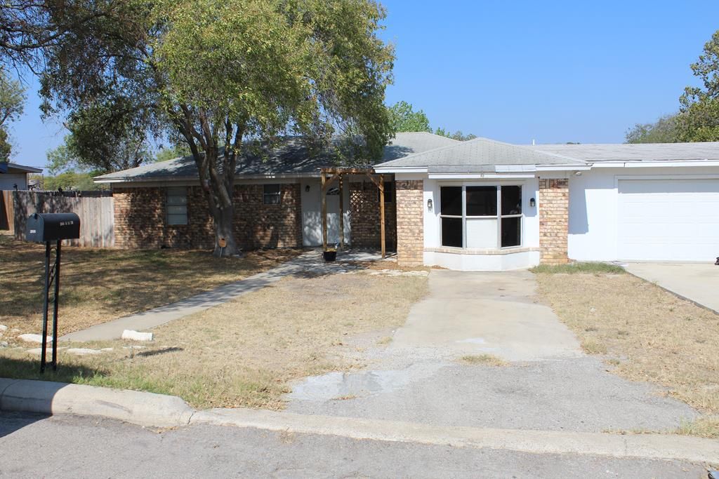 306 S 11th St, Carrizo Springs, TX 4 Bed, 2 Bath SingleFamily Home