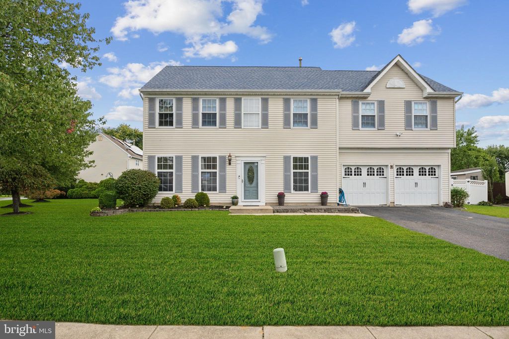 9 Almond Rd, Burlington, NJ 08016