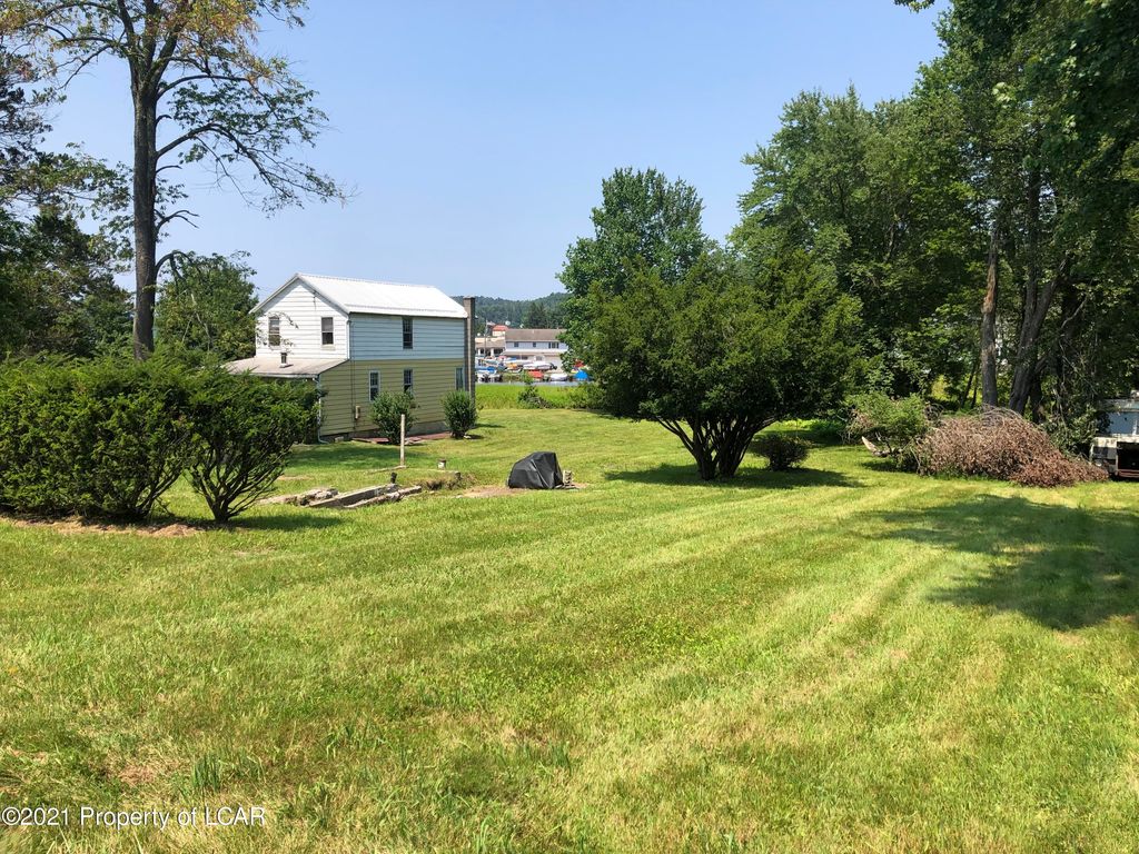 62 Old Lake Rd, Dallas, PA 18612