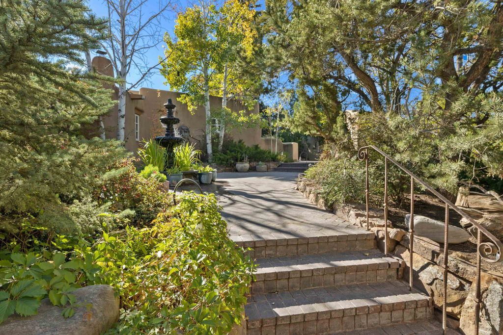 605 Camino Del Monte Sol, Santa Fe, NM 87505