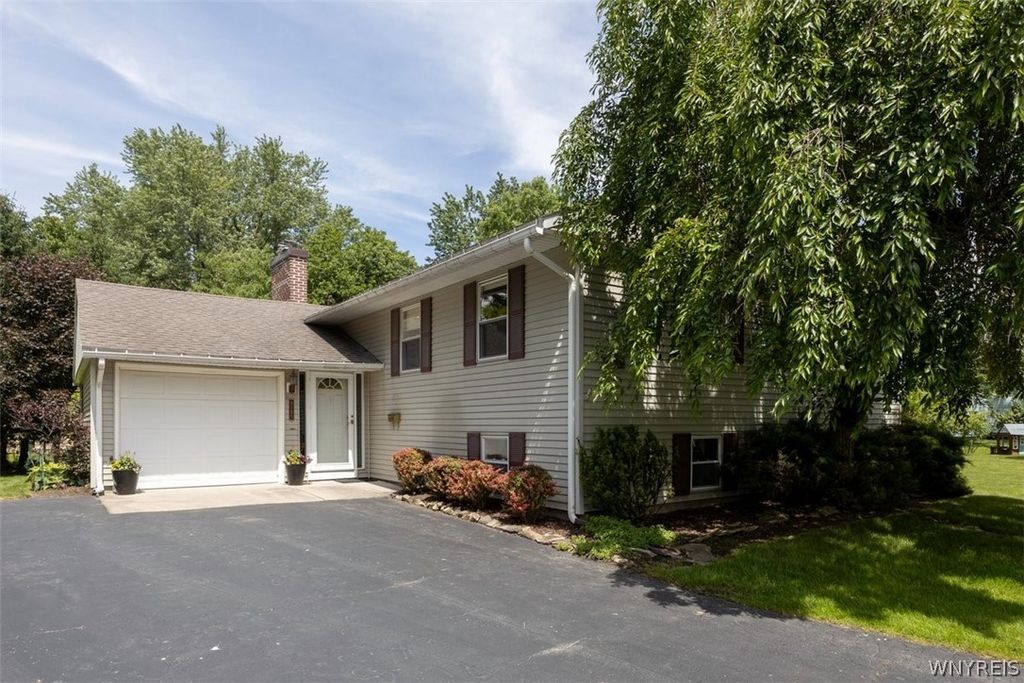 4185 James Ct, Williamsville, NY 14221