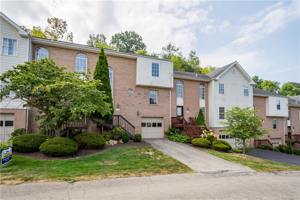 7032 Clubview Dr, Bridgeville, PA 15017