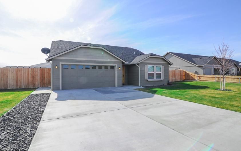 1468 Crab Apple Cir, West Richland, WA 99353