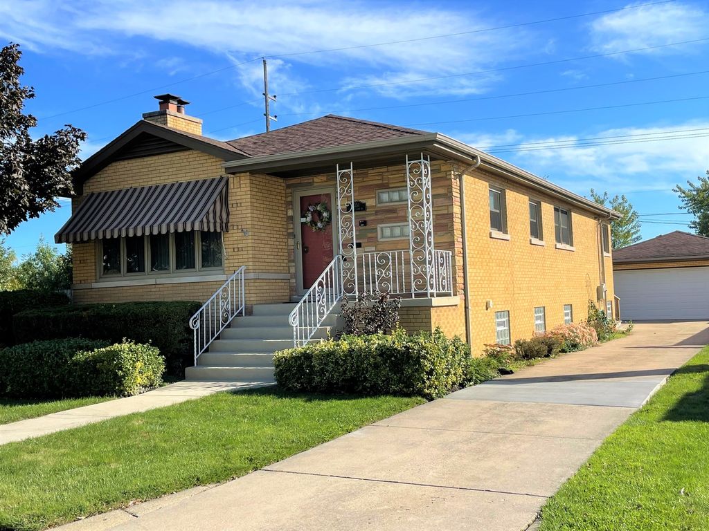 9351 S Country Club Dr, Evergreen Park, IL 60805
