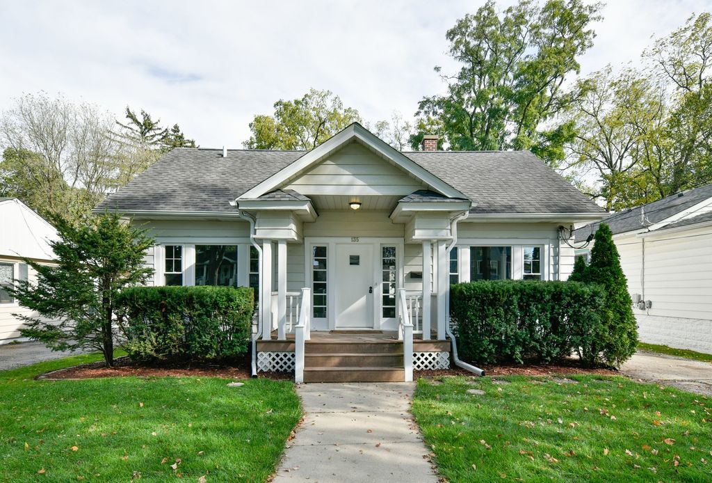 135 N Hager Ave, Barrington, IL 60010