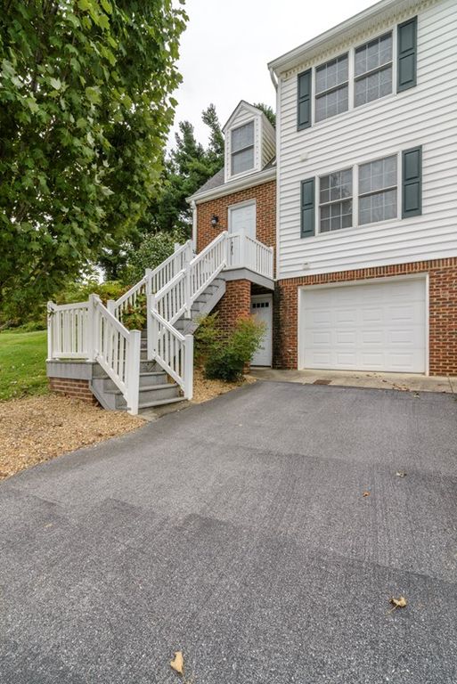 127 Smartview Ln, Abingdon, VA 2 Bed, 3 Bath Townhouse 23 Photos