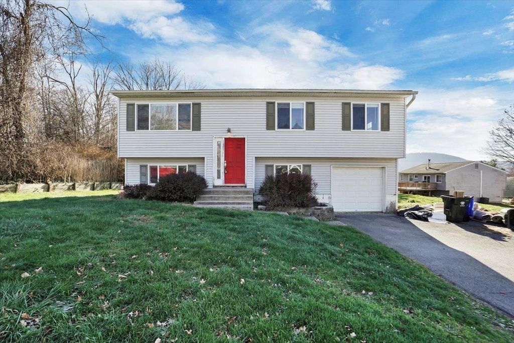 4 Congress Dr, Washingtonville, NY 10992 See Estimated Value