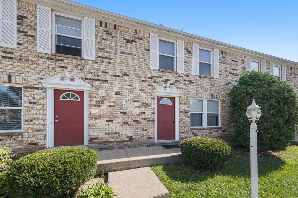 1752 Maisonette Dr, Lansing, MI 48911