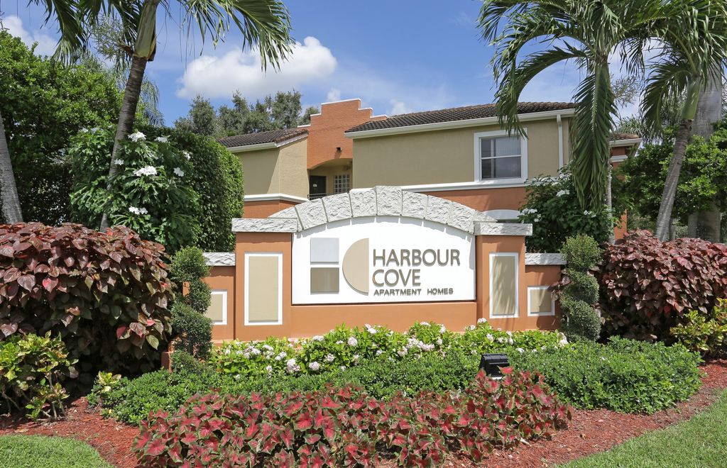 1601 S Hiatus Rd, Hollywood, FL 33025