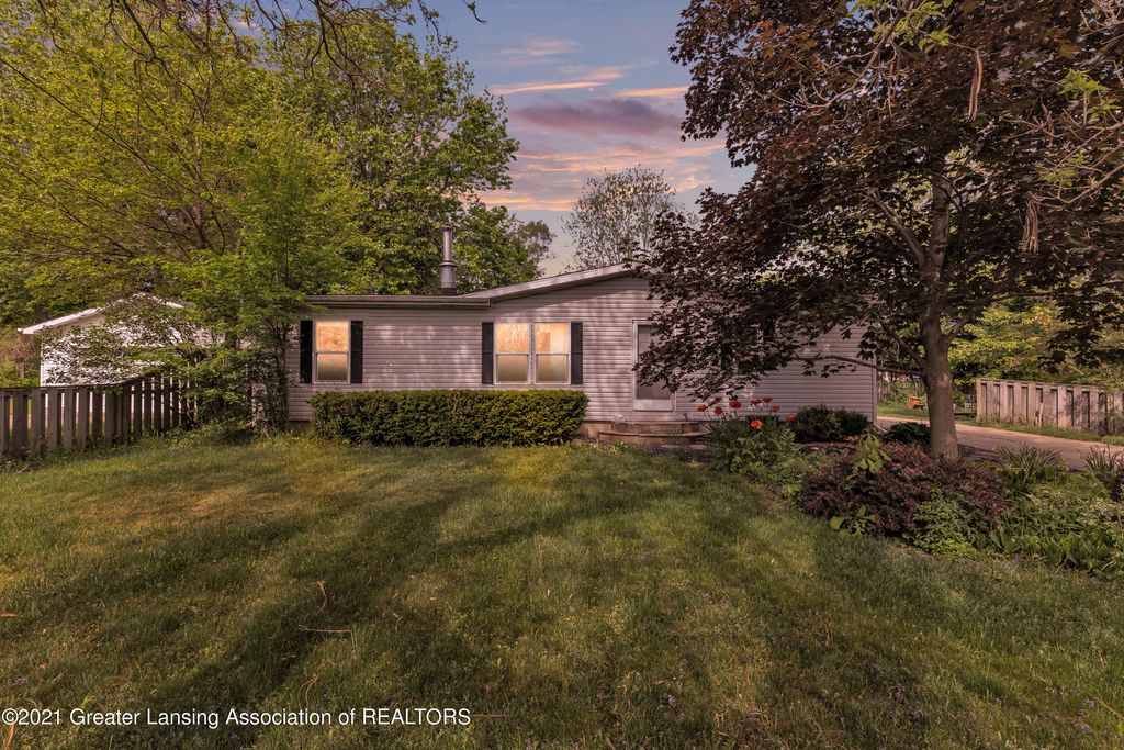 6240 Yunker St, Lansing, MI 48911