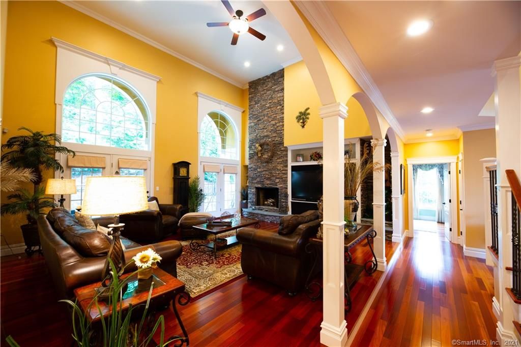 130 Waverly Dr, Newington, CT 06111