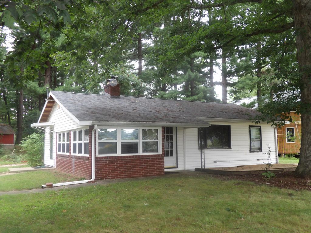 3380 Mary Ann Dr, Hillsdale, MI 49242