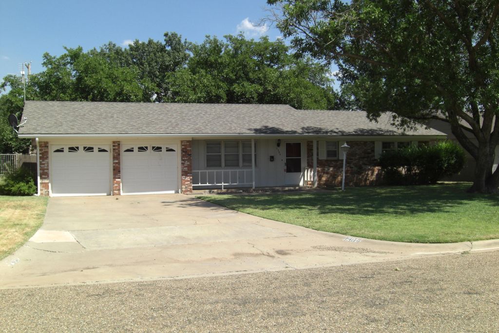 1304 Holliday St, Plainview, TX 79072