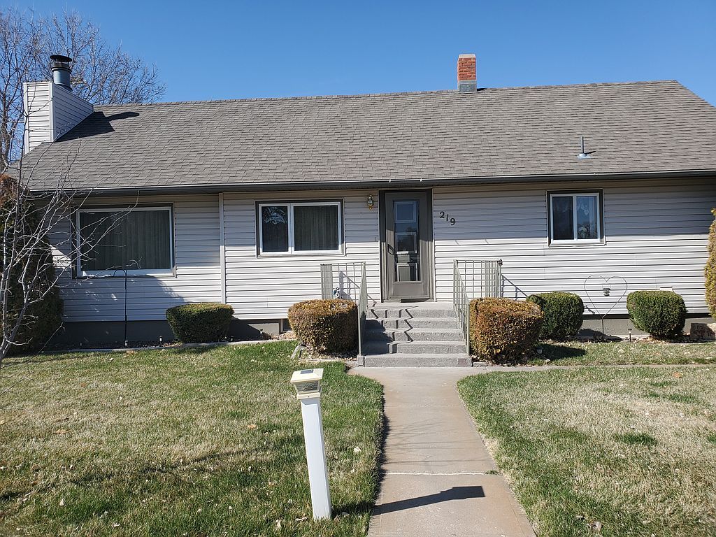 219 E 8th St, Grant, NE 69140