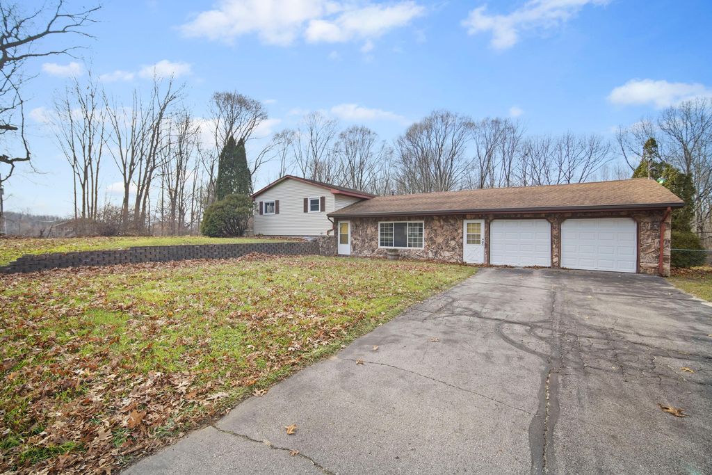 2400 Noon Rd, Jackson, MI 49201