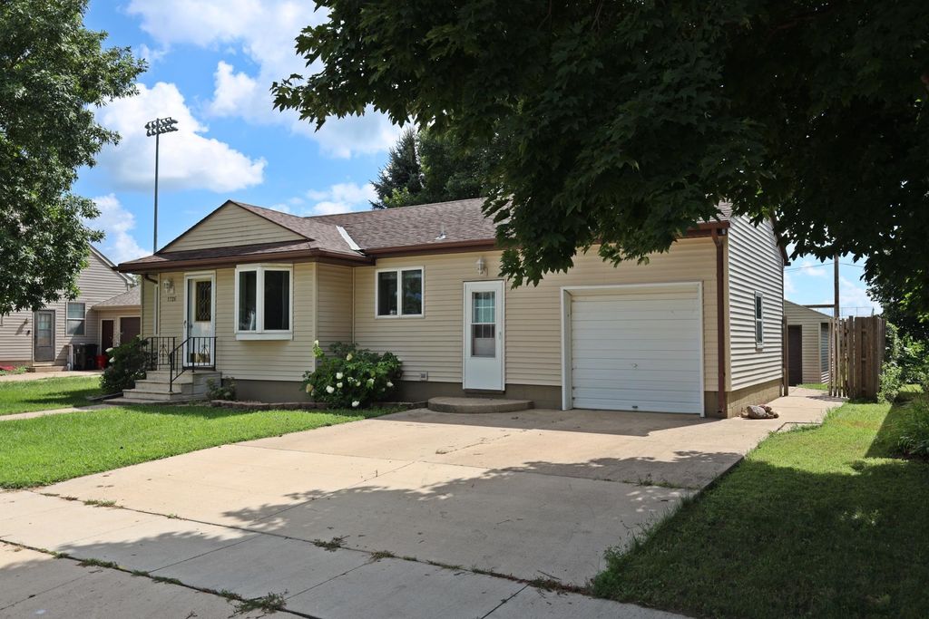1726 1st Ave S, Estherville, IA 51334
