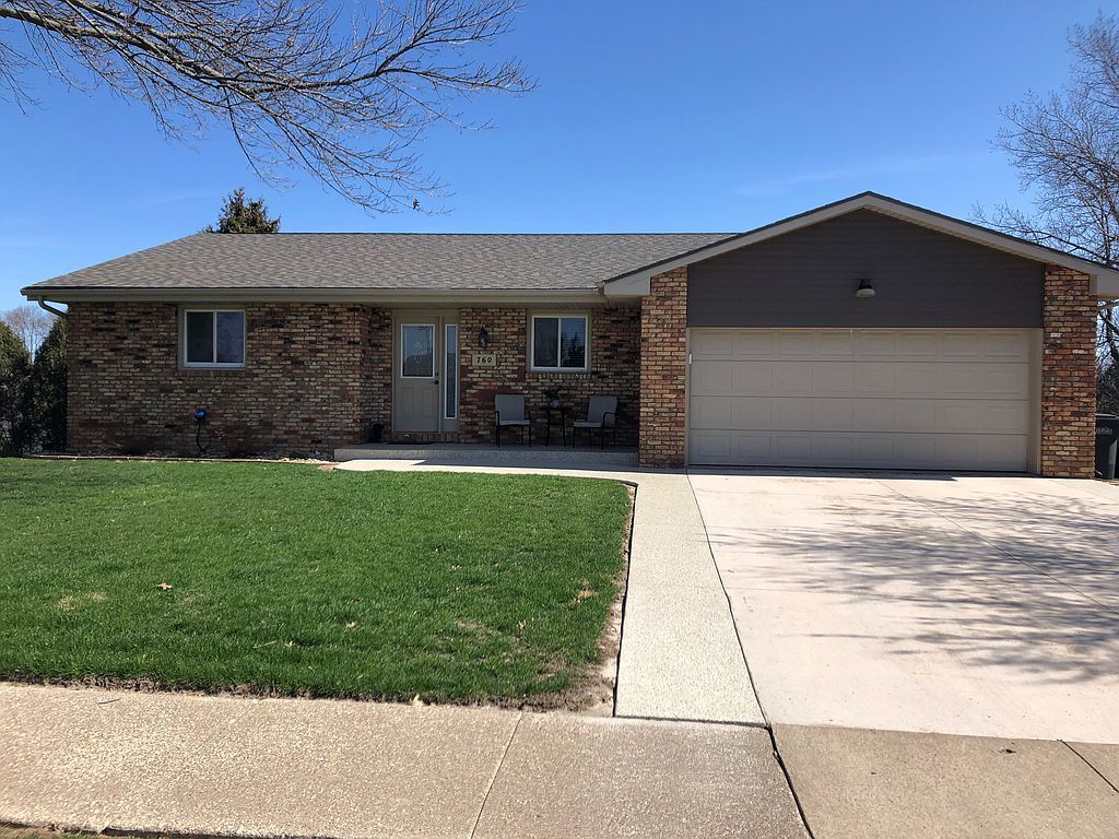 760 Kelly Ln, Dubuque, IA 52003