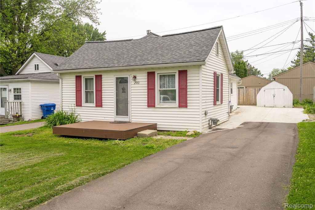 2910 Peerless Ave, Waterford, MI 48328