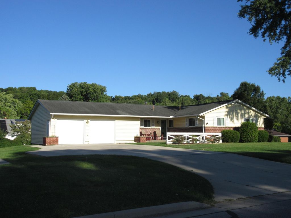 857 Country Club Dr, Newark, OH 43055
