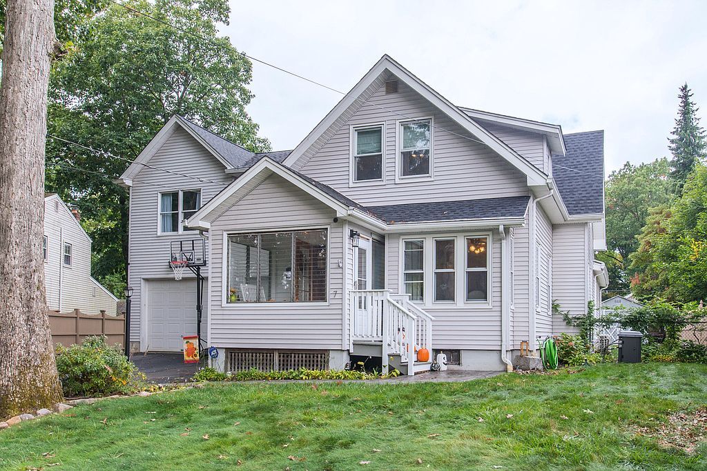 7 Seminole Trl, Denville, NJ 07834