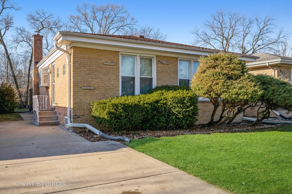 525 Lavergne Ave, Wilmette, IL 60091