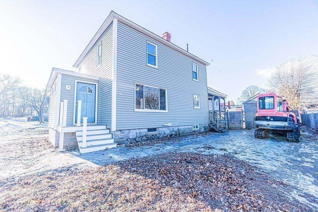63 Easton St, Lowell, MA 01852