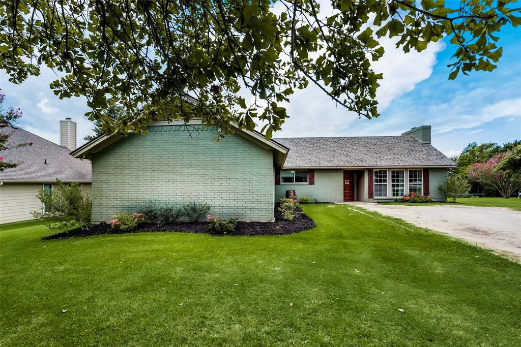 124 Sequoya Dr, Lake Kiowa, TX 76240