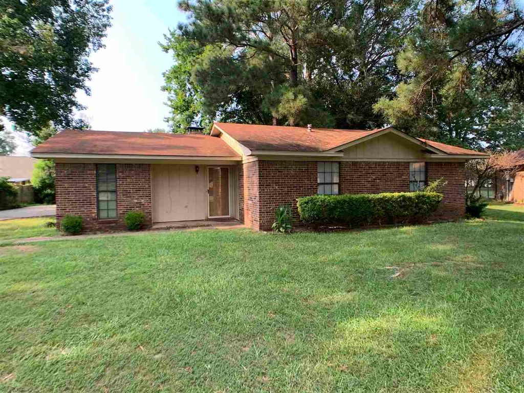 18 Village Cir, Wake Village, TX 75501