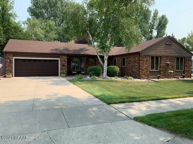 3811 Simonview Ct, Grand Forks, ND 58201
