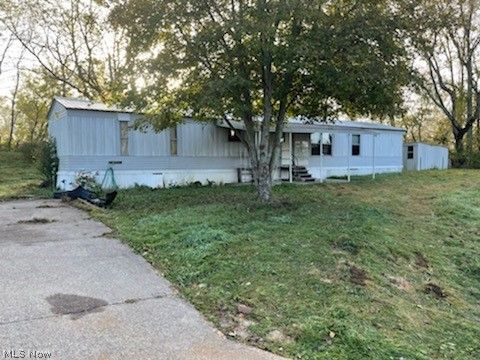 535 Oxford Dr, Newcomerstown, OH 43832