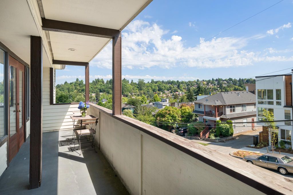 2606 E Thomas St #4, Seattle, WA 98112