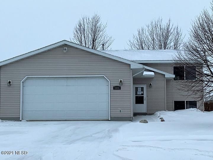 1835 5th St NE, Watertown, SD 57201