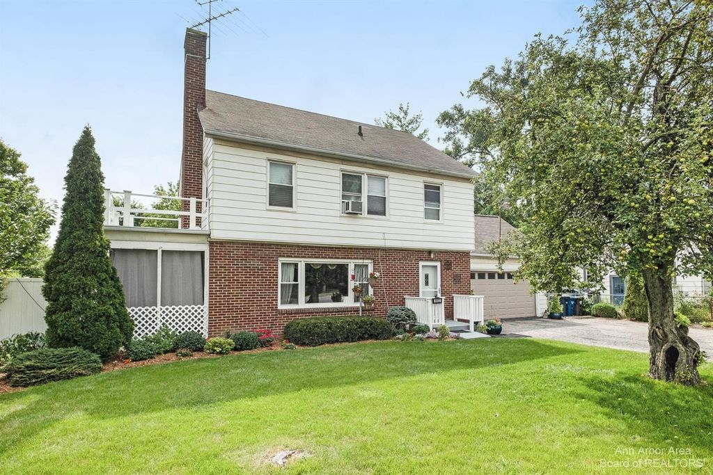 1652 N Maple Rd, Ann Arbor, MI 48103