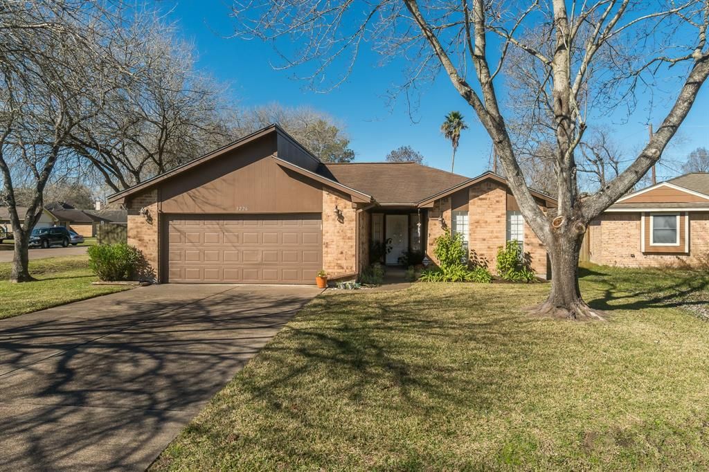 3226 Hemlock Cir, Dickinson, TX 77539