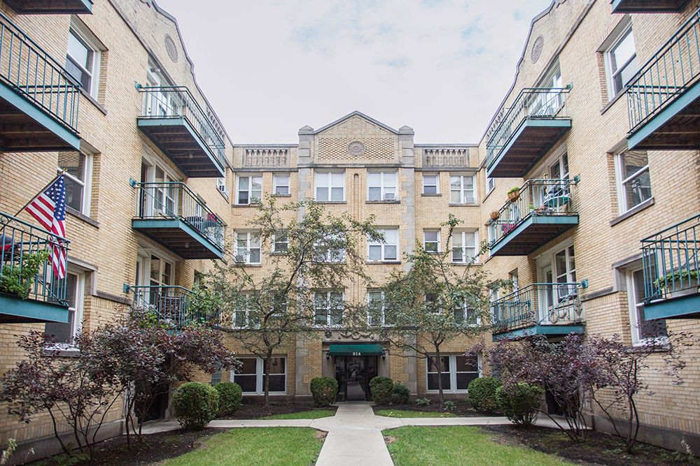 910 W Dakin St, Chicago, IL 60613