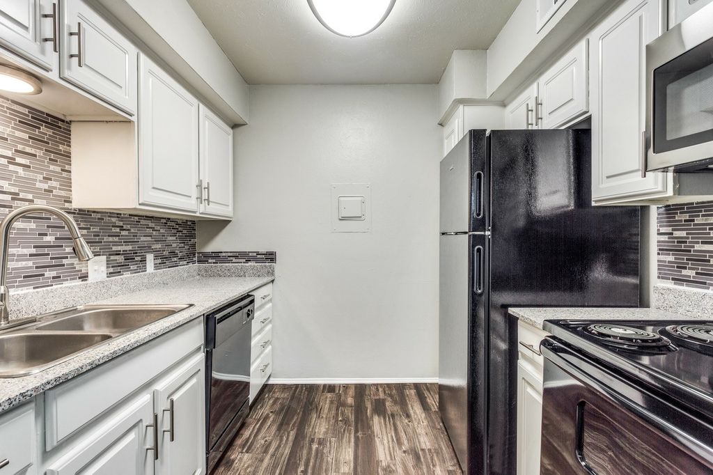7913 Harwood Rd, North Richland Hills, TX 76180