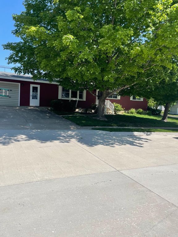 501 Connell St, Dysart, IA 52224