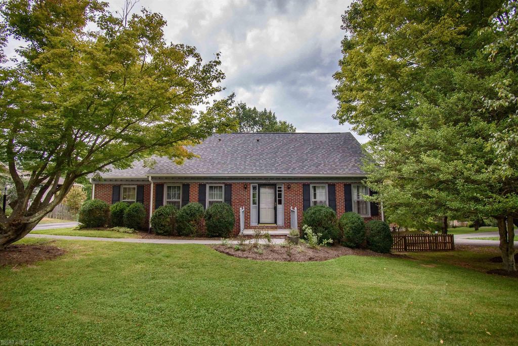 103 Fincastle Dr, Blacksburg, VA 24060