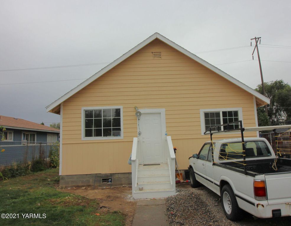 205 W Elizabeth St, Wapato, WA 98951
