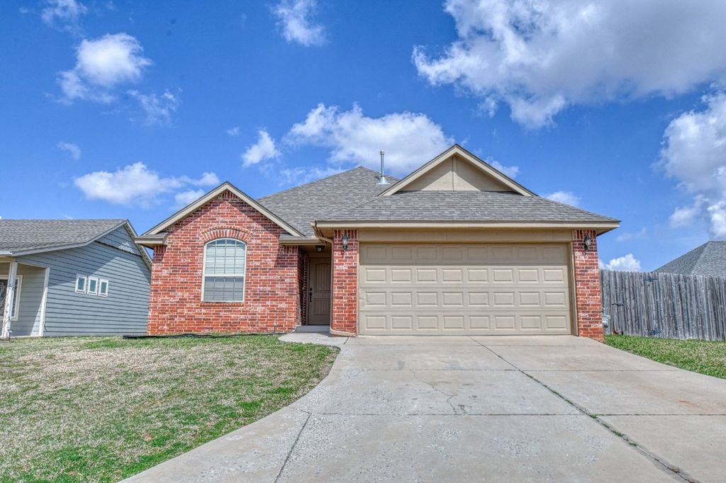 805 Lakeview Dr, Moore, OK 73160