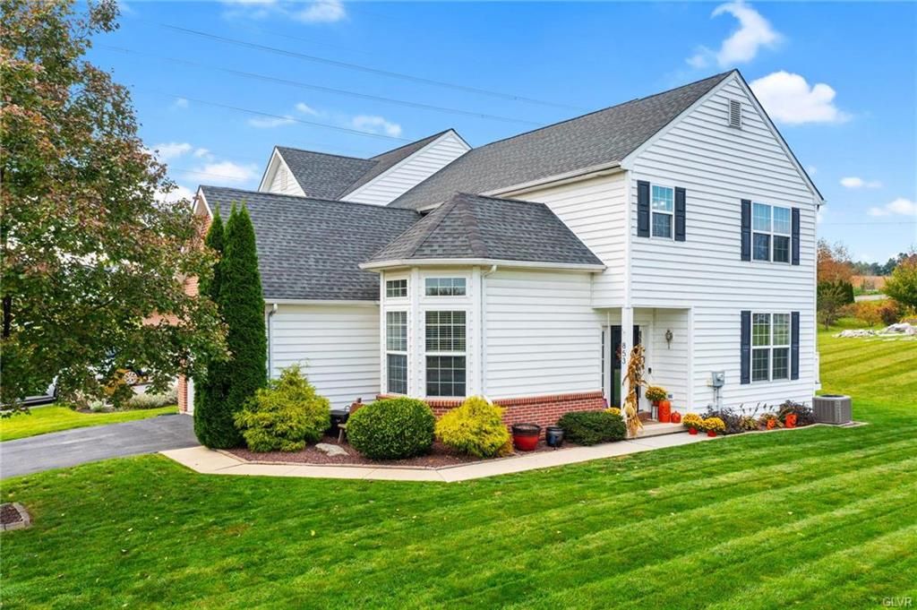 853 Swallow Tail Ln, Breinigsville, PA 18031