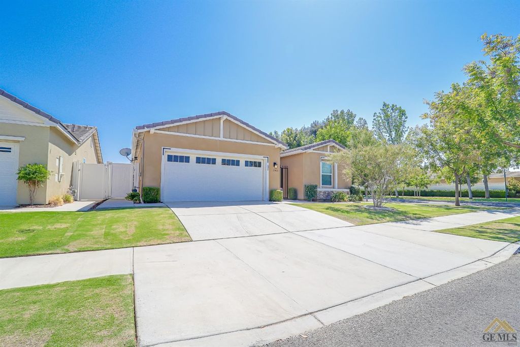 12405 Abercromby Dr, Bakersfield, CA 93312