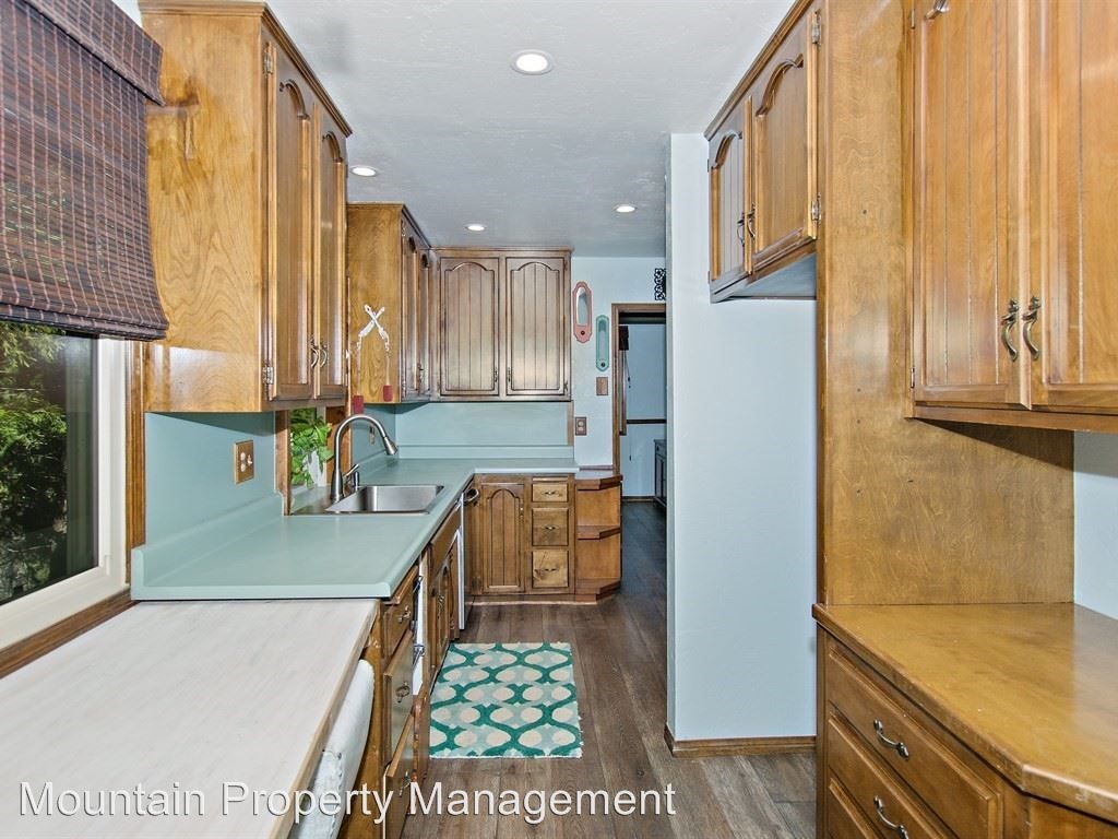 24581 San Moritz Dr, Crestline, CA 92325