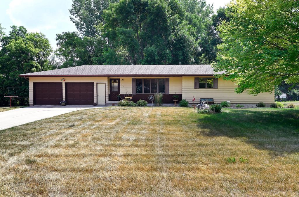 440 Mallory St N, Waterville, MN 56096