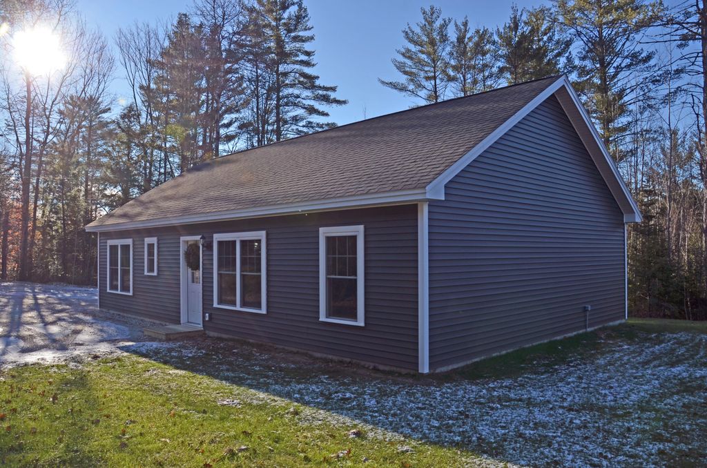 976 Park St, South Paris, ME 04281
