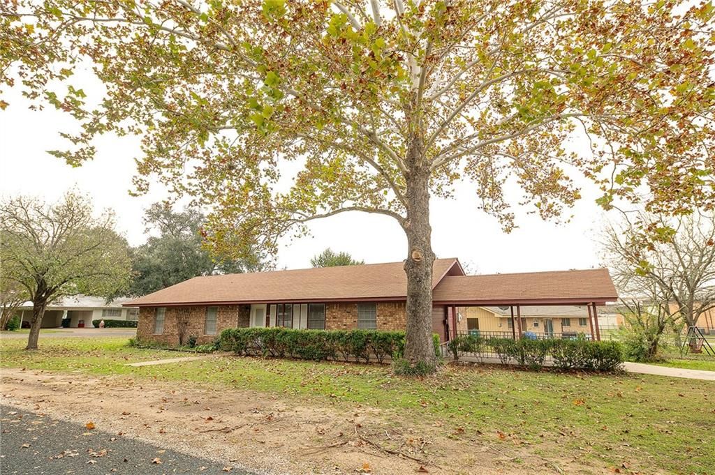 806 NE 9th St, Smithville, TX 78957