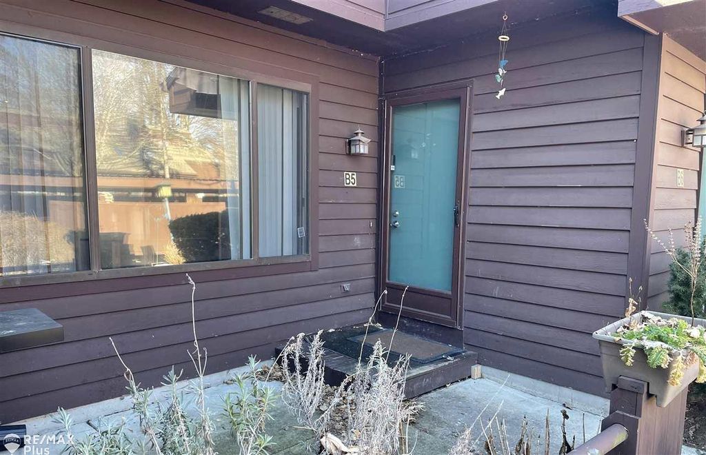 101 E Jolly Rd, Lansing, MI 48910