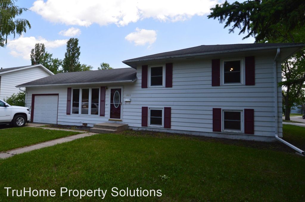 1923 S 17th St, Grand Forks, ND 58201