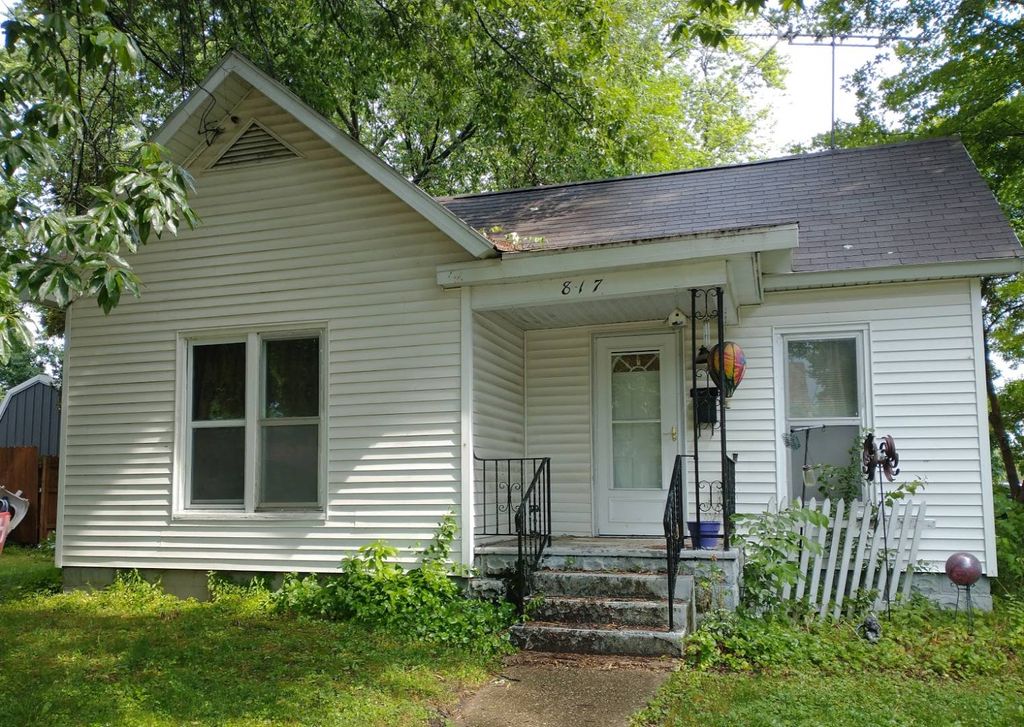 817 E Lafayette St, Rushville, IL 62681